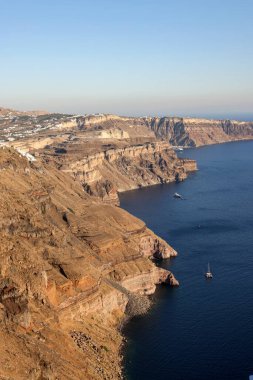 Yunanistan 'ın Santorini adasındaki Imerovigli köyünden Santorini kaldera kayalıklarının panoramik manzarası 