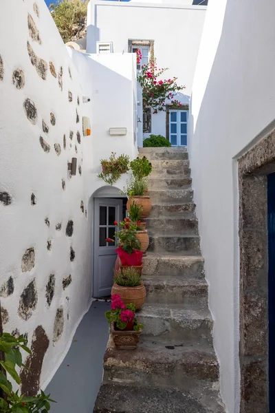 Vasos Flores Cerâmicas Degraus Pedra Íngremes Imergovigli Santorini Grécia — Fotografia de Stock