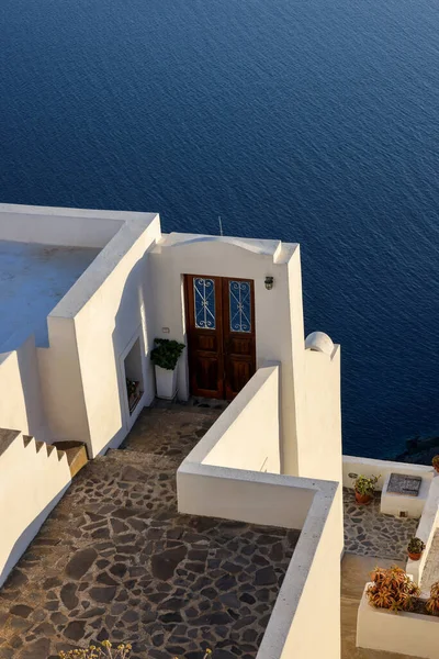 テラスとプール付きの白塗りの家とサントリーニ島 ギリシャのImerovigliの美しい景色 — ストック写真