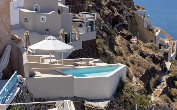 Oia Santorini Griechenland Juli 2021 Weißgetünchte Häuser Mit Terrassen Und — Stockfoto