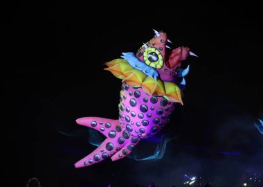 Cracow, Polonya - 4 Haziran 2022 Büyük Ejder Geçidi. Vistula Nehri 'ndeki Büyük Açık Hava Şovu.