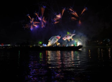 Cracow, Polonya - 4 Haziran 2022 Büyük Ejder Geçidi. Vistula Nehri 'ndeki Büyük Açık Hava Şovu.