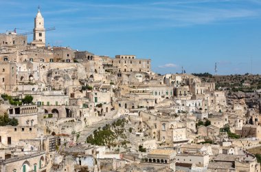 Sassi di Matera 'nın manzarası. Matera şehrinin tarihi bir bölgesidir. Eski mağara evleri ile ünlüdür. Basilicata. İtalya