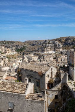 Sassi di Matera 'nın manzarası. Matera şehrinin tarihi bir bölgesidir. Eski mağara evleri ile ünlüdür. Basilicata. İtalya