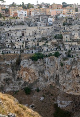 Sassi di Matera 'nın panoramik manzarası Matera şehrinin tarihi bir bölgesidir. Belvedere di Murgia Timone, Basilicata, İtalya' daki antik mağara evleri ile ünlüdür. 
