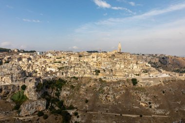 Sassi di Matera 'nın panoramik manzarası Matera şehrinin tarihi bir bölgesidir. Belvedere di Murgia Timone, Basilicata, İtalya' daki antik mağara evleri ile ünlüdür. 
