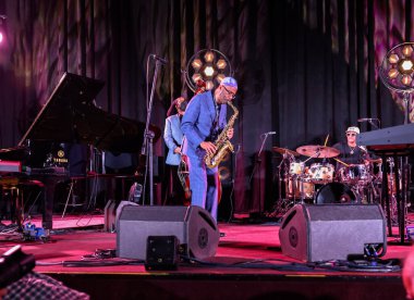 Cracow, Polonya - 08 Temmuz 2022: Kenny Garrett Quintet Polonya 'nın Krakow kentinde düzenlenen Yaz Caz Festivali' nde Kijow Center sahnesinde canlı performans sergiledi. 