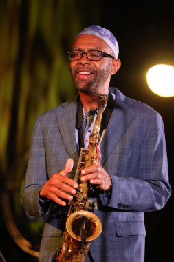 Cracow, Polonya - 08 Temmuz 2022: Kenny Garrett Quintet Polonya 'nın Krakow kentinde düzenlenen Yaz Caz Festivali' nde Kijow Center sahnesinde canlı performans sergiledi. 