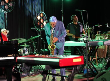 Cracow, Polonya - 08 Temmuz 2022: Kenny Garrett Quintet Polonya 'nın Krakow kentinde düzenlenen Yaz Caz Festivali' nde Kijow Center sahnesinde canlı performans sergiledi. 