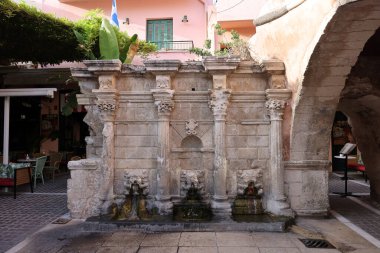 Rethymnon 'un Eski Kasabası' ndaki Rimondi Çeşmesi sıcak yaz gününde. Girit, Yunanistan.