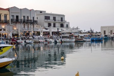 Rethymnon, Girit, Yunanistan - 18 Eylül 2021: Rethymnon 'daki Old Venedik Limanı' nda akşam saatlerinde Waterside restoranları. Girit, Yunanistan