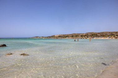 Elafonisi, Girit, Yunanistan - 19 Eylül 2021: Girit, Akdeniz 'deki Elafonisi' nin ünlü pembe mercan plajında dinlenen insanlar 
