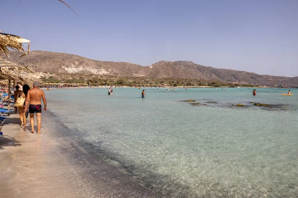 Elafonisi Creta Grécia Setembro 2021 Pessoas Relaxando Famosa Praia Coral — Fotografia de Stock