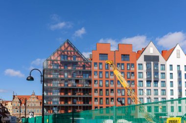 Gdansk, Polonya - 6 Eylül 2020: Eski Gdansk kasabasındaki tahıl ambarlarının modern mimarisi. Polonya