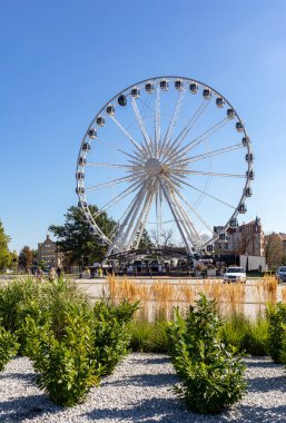 Gdansk, Polonya - 9 Eylül 2020: Gdansk, Polonya 'daki Granary Adası' nda dönme dolap