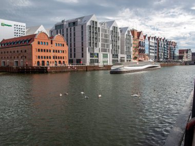 Gdansk, Polonya - 9 Eylül 2020: Eski Gdansk kasabasındaki tahıl ambarlarının modern mimarisi. Polonya