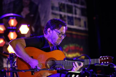 Krakow, Polonya - 25 Haziran 2022: Al Di Meola Akustik Üçlüsü Krakow, Polonya 'da düzenlenen Yaz Caz Festivali' nde canlı performans sergiliyor. 