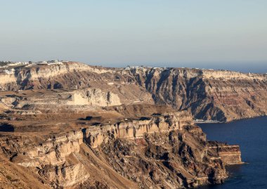 Yunanistan 'ın Santorini adasındaki Imerovigli köyünden Santorini kaldera kayalıklarının panoramik manzarası 