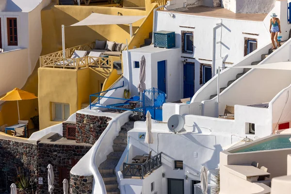 Oia Santorini Griekenland Juni 2021 Witgekalkte Huizen Met Terrassen Zwembaden — Stockfoto