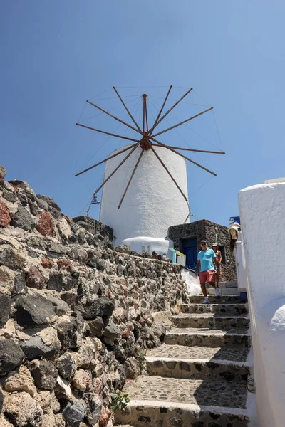 Oia Santorini ギリシャ 2021年7月3日 サントリーニ島のOiaにある伝統的な白い風車 ギリシャのキクラデス諸島 — ストック写真