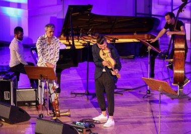 Krakow, Polonya - 4 Temmuz 2022: Adam Baldych Quartet ve Paolo Fresu Krakow Filarmoni Orkestrası 'nın sahnesinde 