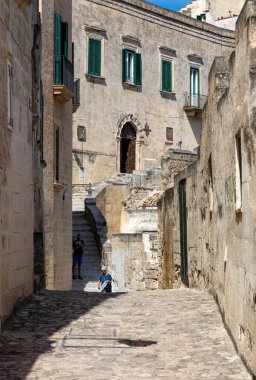 Matera, İtalya - 15 Eylül 2019: Sassi di Matera 'da Cobblestone Caddesi Matera şehrinin tarihi bir bölgesi. Basilicata. İtalya
