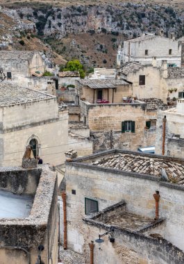 Sassi di Matera 'nın manzarası. Matera şehrinin tarihi bir bölgesidir. Eski mağara evleri ile ünlüdür. Basilicata. İtalya
