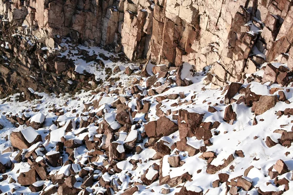 Piedras cubiertas de nieve —  Fotos de Stock