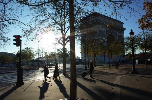 法国巴黎 2018年11月19日 人们在胜利拱门 Triumphal Arch Arc Triomphe Etoile 附近的巴黎街道上行走 秋日的天空从低垂的阳光下长长的阴影 — 图库照片