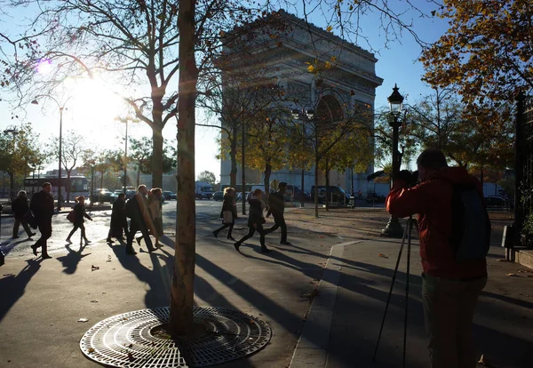 Paryż Francja Listopada 2018 Ludzie Fotograf Paryskiej Ulicy Pobliżu Łuku — Zdjęcie stockowe