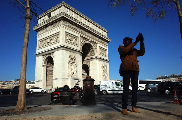 Paryż Francja Listopada 2018 Czarny Mężczyzna Robi Selfie Paryżu Triumphal — Zdjęcie stockowe