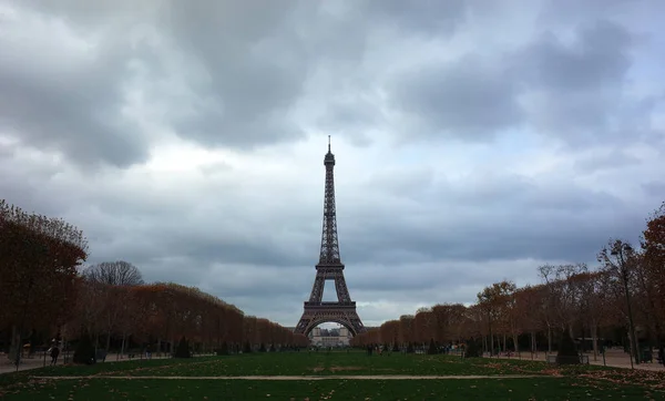 法国巴黎 2018年11月19日 寒冷的秋日 天空下的埃菲尔铁塔笼罩在灰蒙蒙的低云中 — 图库照片