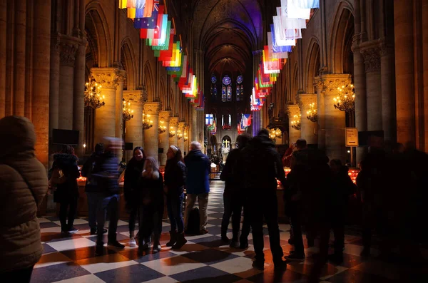 法国巴黎 2018年11月20日 巴黎圣母院内挤满了游客 与模糊的人长时间曝光的照片 — 图库照片