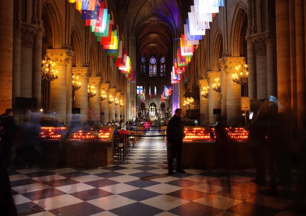 法国巴黎 2018年11月20日 巴黎圣母院宏伟的内部建筑 与模糊的人长时间曝光的照片 — 图库照片