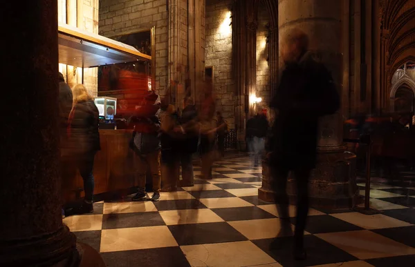 法国巴黎 2018年11月20日 许多游客进入巴黎圣母院 与模糊的人长时间曝光的照片 — 图库照片