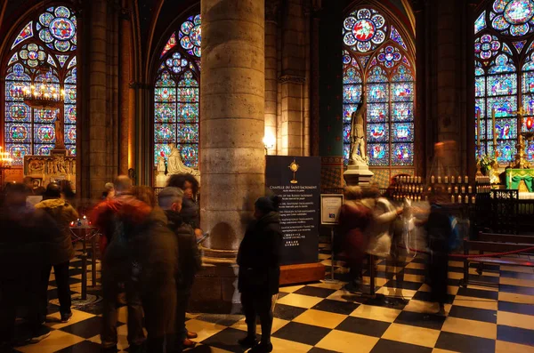 法国巴黎 2018年11月20日 巴黎圣母院 Notre Dame Paris Cathedral 的内部 有彩色玻璃窗户和许多游客 与模糊的人长时间曝光的照片 — 图库照片