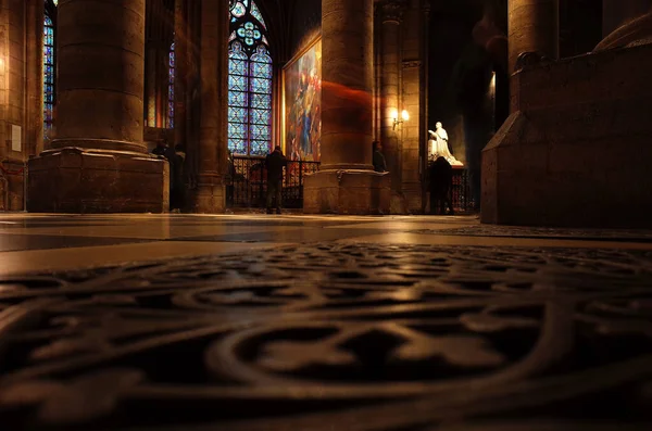 法国巴黎 2018年11月20日 巴黎圣母院 Notre Dame Paris Cathedral 的内部 有彩色玻璃窗户 图案斑斑的地面和模糊的幽灵般的移动路线 — 图库照片