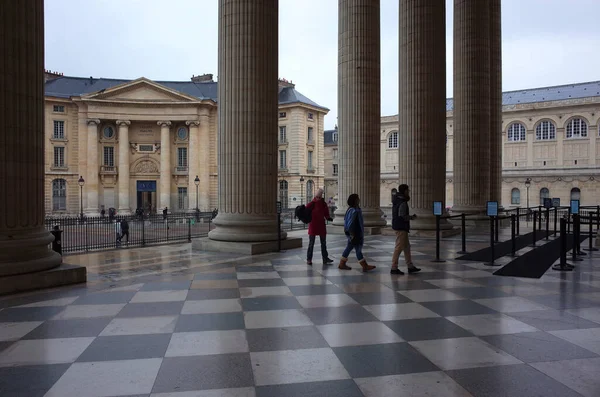 法国巴黎 2018年11月20日 建设巴黎索邦大学 从潘锡安柱廊 新古典主义和古典建筑中看到 游客步行到Pantheon 检查大理石地面 — 图库照片