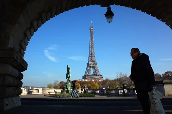 法国巴黎 2018年11月21日 城市照片 普通人在Bir Hakeim桥的阴影下行走 俯瞰着埃菲尔铁塔 秋天阳光灿烂的蓝天真实瞬间未被过滤的照片 — 图库照片