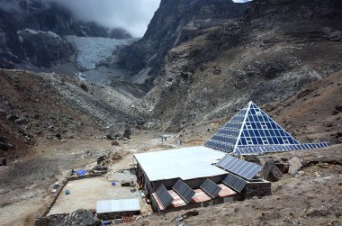 Sagarmatha Ulusal Parkı, Lobuche, Nepal - 22 Mayıs 2019: Everest Yolu, Piramit - İtalyan Araştırma Merkezi Himalayalar dağlarında 4970 metre