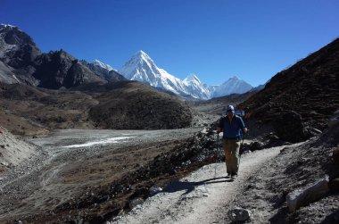 Sagarmatha Ulusal Parkı, Nepal - 24 Mayıs 2019: Everest Yolu, Pumo Ri Dağı manzaralı insan yürüyüşü