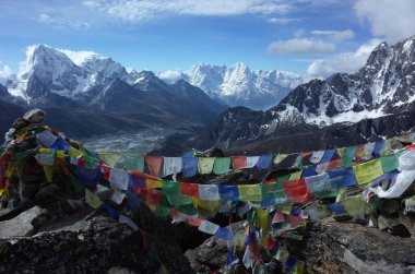 Himalayalar, Nepal - 3 Haziran 2019: Nepal Himalayalarında yürüyüş, Gorio Ri 'nin tepesinde dua eden bayraklar