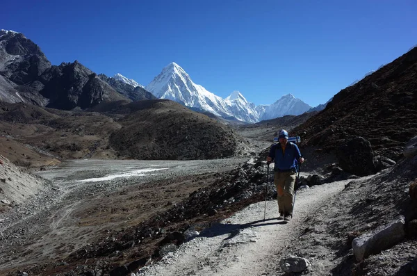 Parque Nacional Sagarmatha Nepal Mayo 2019 Everest Trek Senderismo Hombre —  Fotos de Stock