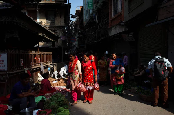 Katmandú Nepal Junio 2019 Vida Cotidiana Local Calle Dos Mujeres —  Fotos de Stock