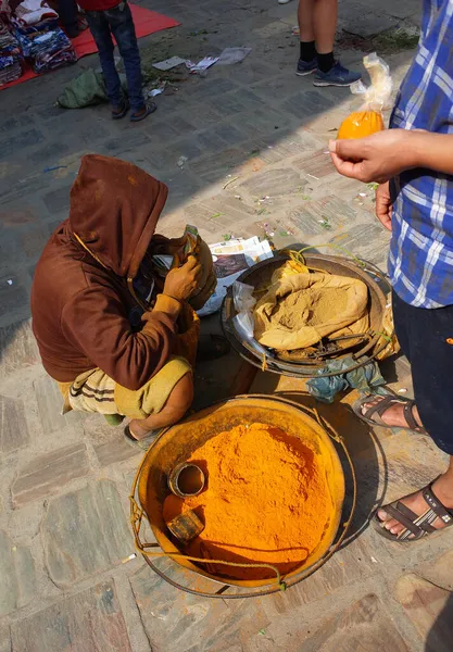 Katmandu Nepal Juni 2019 Sälja Färgglada Pulver Kryddor Gatumarknaden Lokalt — Stockfoto