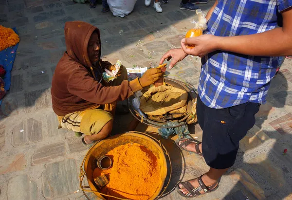 Katmandu Nepal Juni 2019 Sälja Färgglada Pulver Kryddor Gatumarknaden Lokalt — Stockfoto