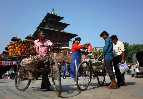 Katmandú Nepal Junio 2019 Vendedor Frutas Bicicleta Vende Mango Gente —  Fotos de Stock