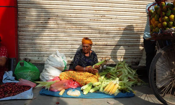 カトマンズ ネパール 2019年6月19日 通りの地元の日常生活 伝統的な服で地面に座っているトウモロコシの穂軸を販売する旧ネパール人女性 ストリートマーケット — ストック写真