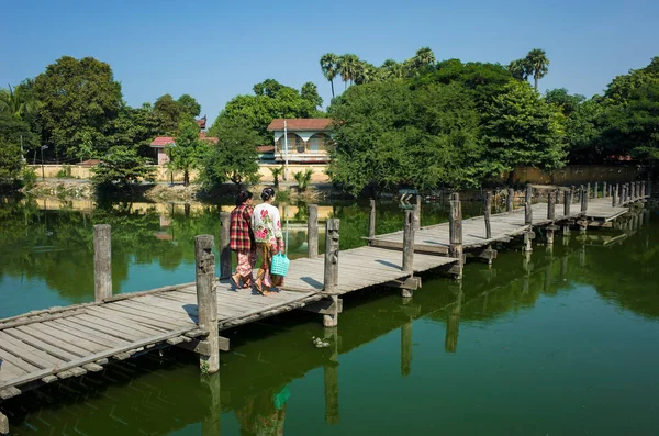 Mandalay Myanmar Stycznia 2019 Birmańskie Kobiety Spacerujące Małym Drewnianym Moście — Zdjęcie stockowe