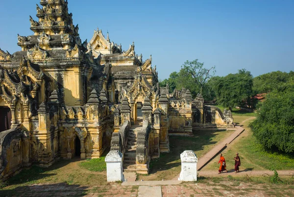 Inwa Ava Myanmar January 2019 Buddhist Monks Walking Yellow Moldy — Stock Photo, Image